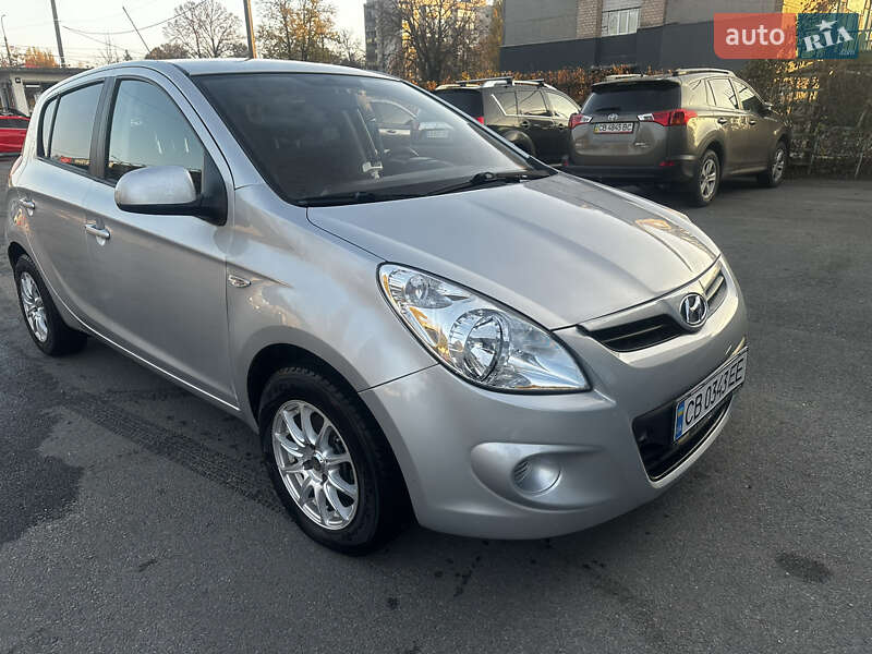 Хэтчбек Hyundai i20 2011 в Чернигове