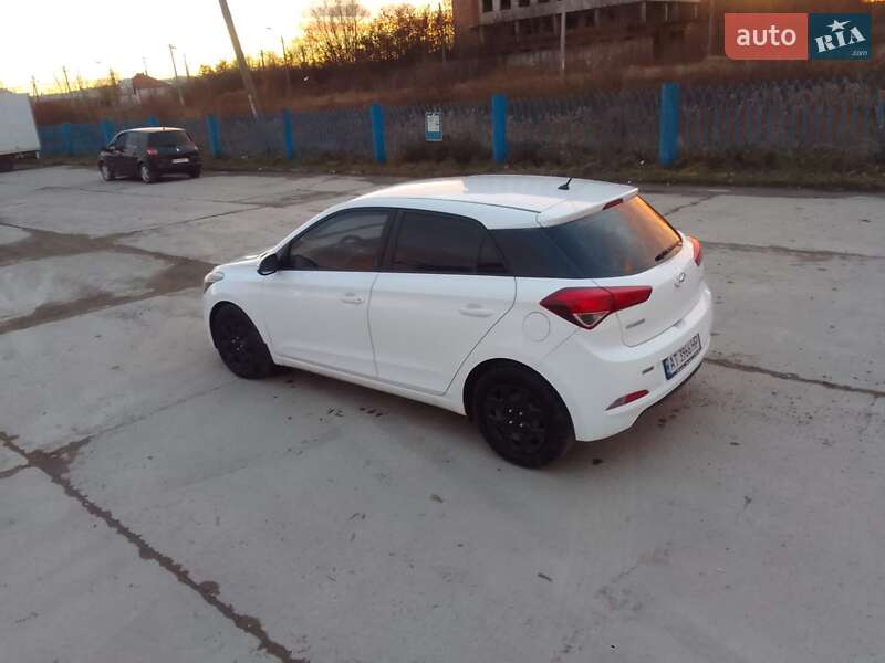 Хэтчбек Hyundai i20 2016 в Черновцах