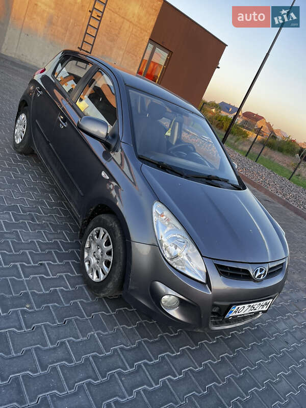 Хэтчбек Hyundai i20 2011 в Ужгороде