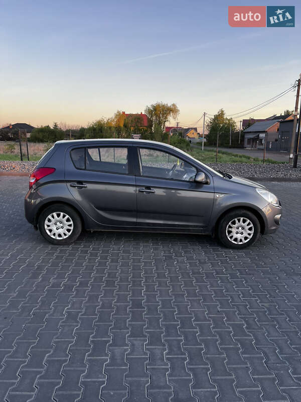 Хэтчбек Hyundai i20 2011 в Ужгороде