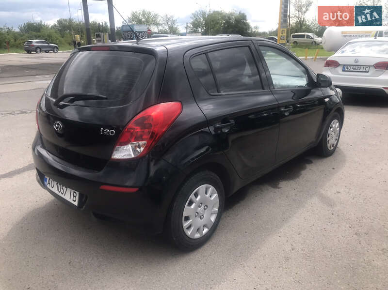 Хетчбек Hyundai i20 2012 в Ужгороді
