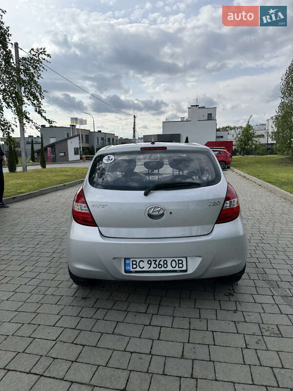 Хетчбек Hyundai i20 2011 в Пустомитах