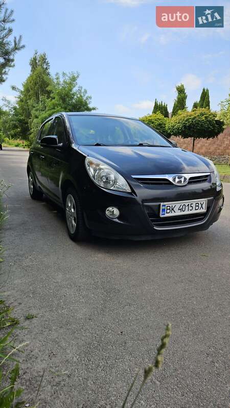 Хэтчбек Hyundai i20 2012 в 