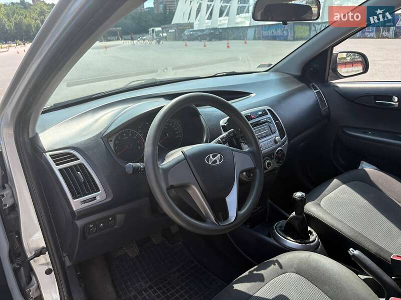 Хэтчбек Hyundai i20 2014 в Киеве фото 6 Хэтчбек Hyundai i20 2014 в Киеве