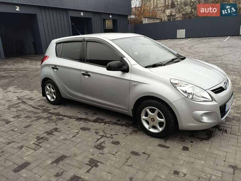 Хетчбек Hyundai i20 2011 в Кам'янець-Подільському