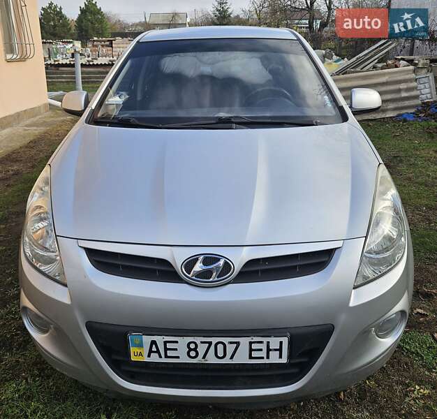 Хетчбек Hyundai i20 2010 в Дніпрі