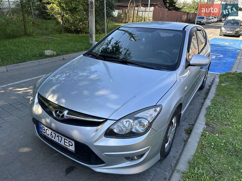 Хэтчбек Hyundai i30 2011 в 