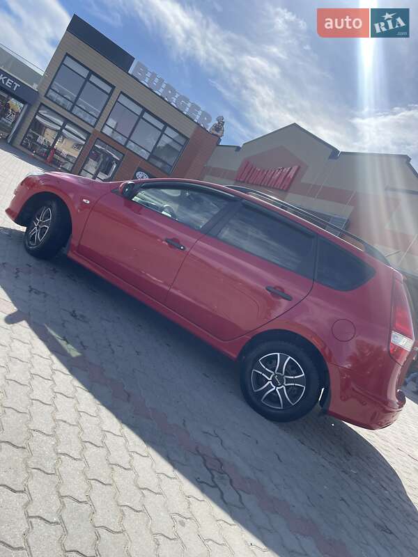 Универсал Hyundai i30 2011 в Черновцах