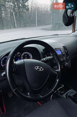 Хэтчбек Hyundai i30 2010 в 