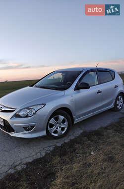 Хэтчбек Hyundai i30 2011 в 