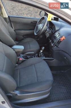 Хэтчбек Hyundai i30 2011 в 