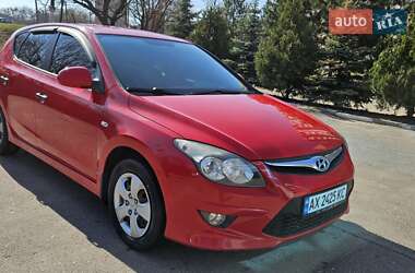 Хэтчбек Hyundai i30 2010 в 
