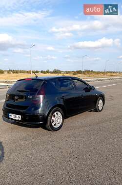 Хэтчбек Hyundai i30 2009 в 