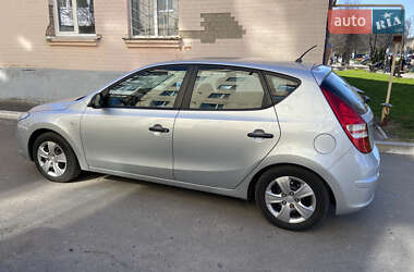 Хетчбек Hyundai i30 2010 в 