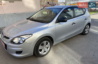 Хетчбек Hyundai i30 2010 в 