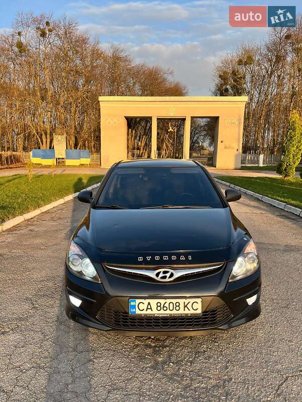 Хетчбек Hyundai i30 2010 в 