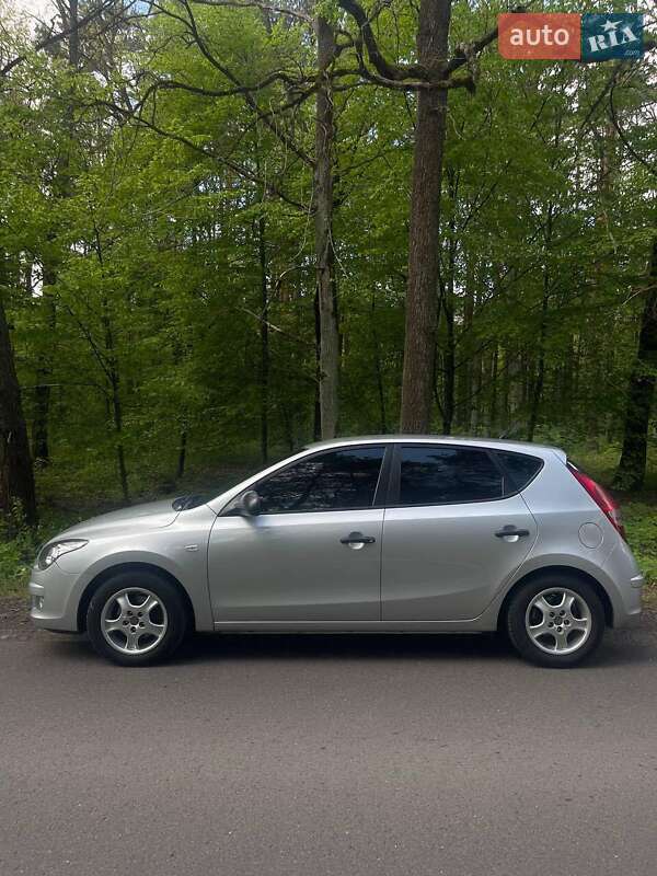 Хэтчбек Hyundai i30 2010 в Киверцах