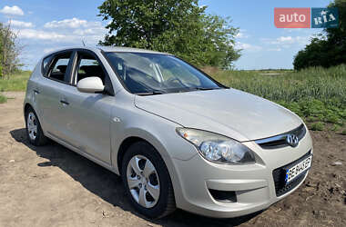 Хэтчбек Hyundai i30 2010 в 
