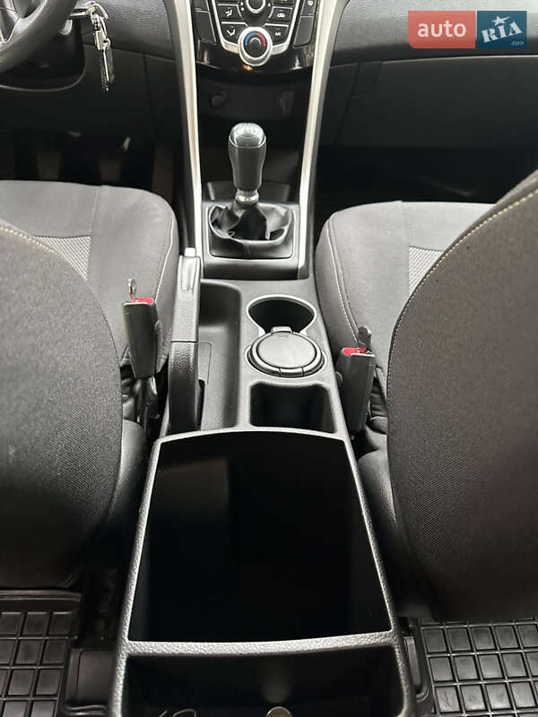 Хэтчбек Hyundai i30 2016 в Черновцах
