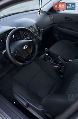 Хэтчбек Hyundai i30 2010 в 