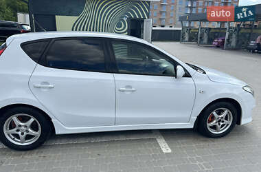 Хэтчбек Hyundai i30 2010 в 