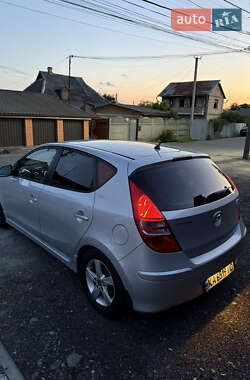 Хэтчбек Hyundai i30 2011 в 