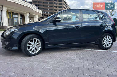 Хэтчбек Hyundai i30 2010 в 