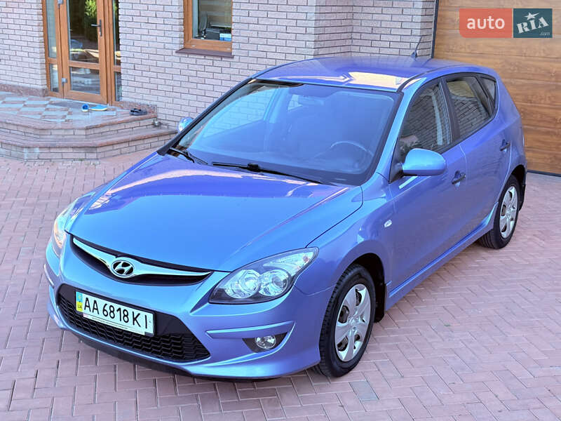 Хэтчбек Hyundai i30 2010 в 