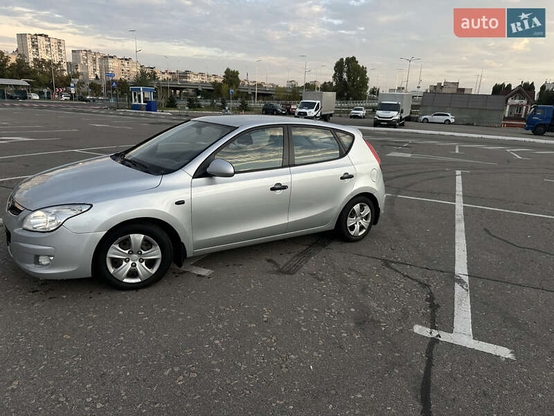 Хэтчбек Hyundai i30 2008 в Киеве