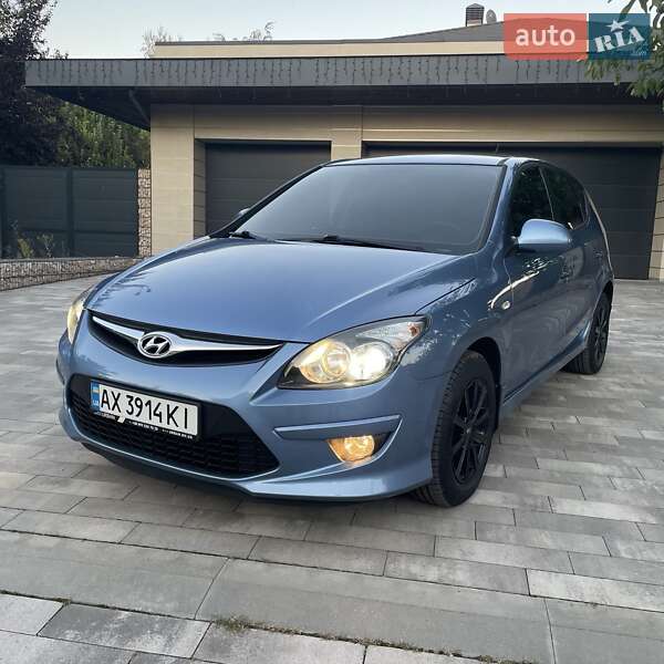 Хэтчбек Hyundai i30 2011 в 