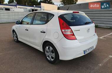 Хэтчбек Hyundai i30 2011 в 