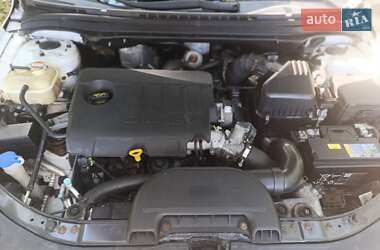 Хэтчбек Hyundai i30 2010 в 
