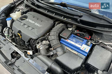 Хэтчбек Hyundai i30 2012 в 