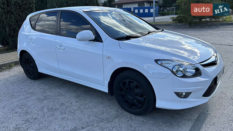 Хетчбек Hyundai i30 2010 в Дніпрі