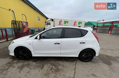 Хэтчбек Hyundai i30 2010 в 