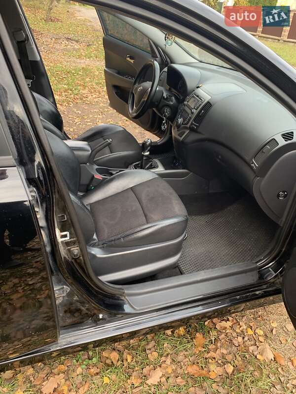 Универсал Hyundai i30 2011 в Бродах