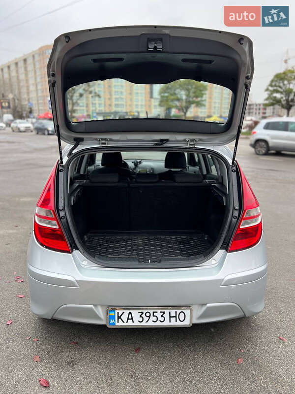 Хэтчбек Hyundai i30 2011 в Софиевской Борщаговке