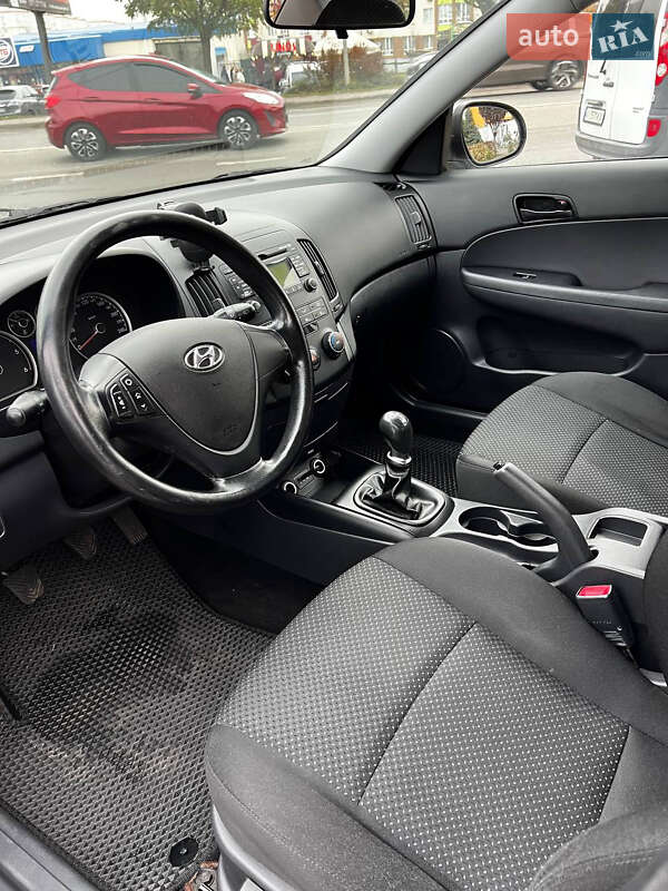 Хэтчбек Hyundai i30 2011 в Софиевской Борщаговке