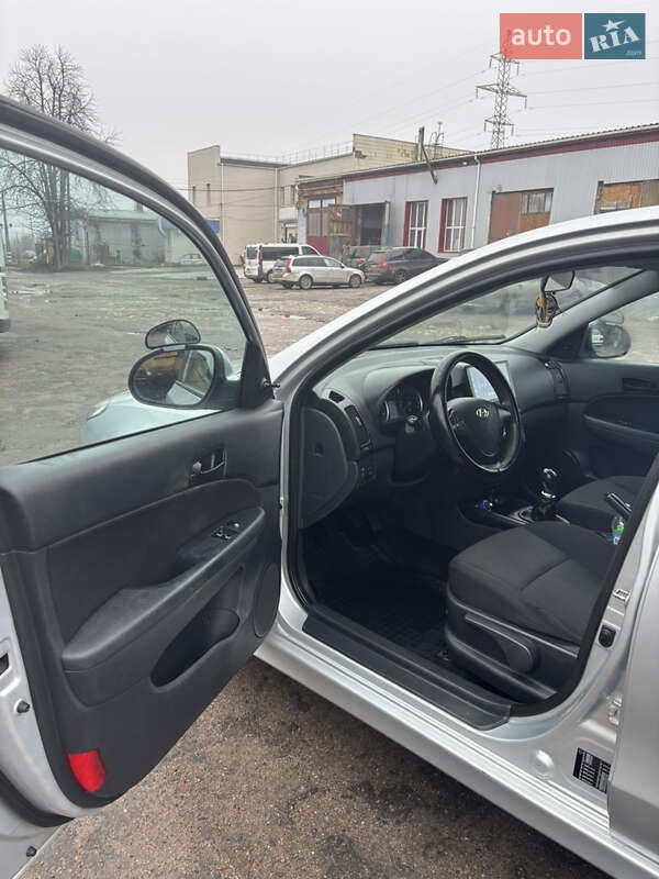 Хетчбек Hyundai i30 2011 в Сумах