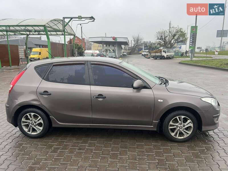 Хэтчбек Hyundai i30 2011 в Белогородке фото 13 Хэтчбек Hyundai i30 2011 в Белогородке