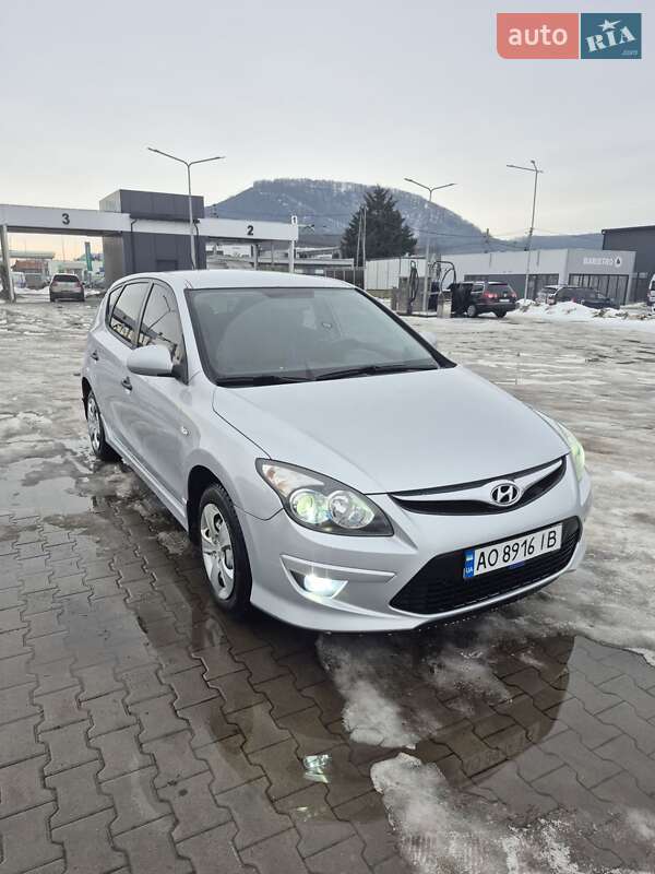 Хэтчбек Hyundai i30 2011 в Мукачево
