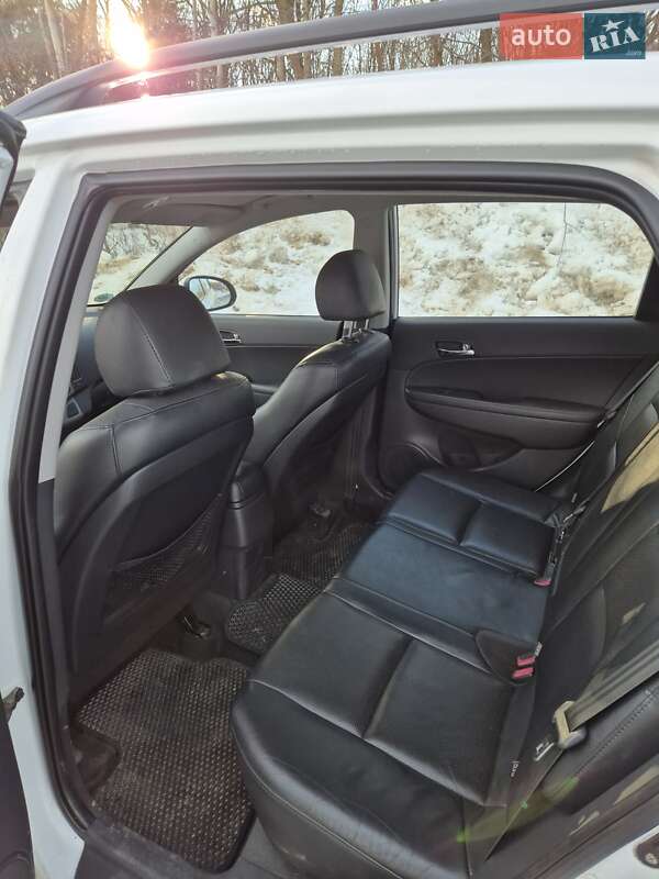 Универсал Hyundai i30 2008 в Новояворовске