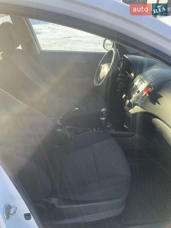 Универсал Hyundai i30 2011 в Ватутино