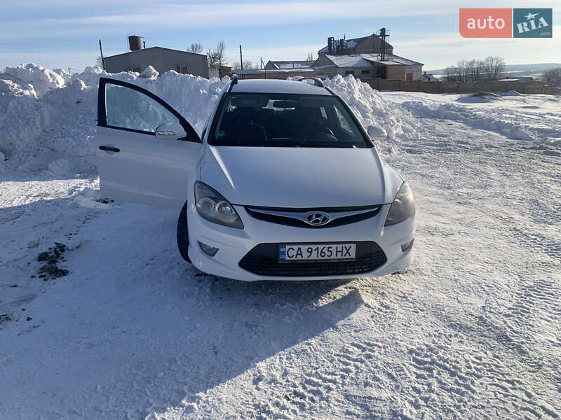 Универсал Hyundai i30 2011 в Ватутино