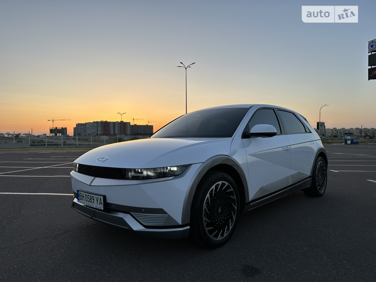 
Машину пригнано компанією Olimp Asia Cars!
Продам Hyundai IONIQ5 2021 року!
Машина була куплена в дивовижному стані на території Південної Кореї абсолютно цілою, без єдиного підфарбування, є повний відео-огляд перед покупкою авто в Кореї, з підтвердженням цілісності кузова та оригінальності пробігу, відео скину вам за запитом!
Дуже багата комплектація, 2 ключі, машина без пробігу по Україні, можливий легкий торг реальному покупцю біля машини, телефонуйте в будь-який час, дуже доглянута машина, стан нового автомобіля!