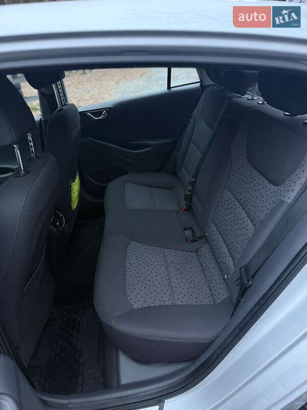 Лифтбек Hyundai Ioniq Electric 2017 в Бродах фото 35 Лифтбек Hyundai Ioniq Electric 2017 в Бродах