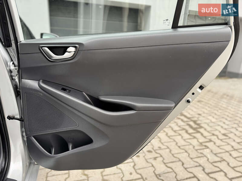 Лифтбек Hyundai Ioniq Electric 2017 в Тернополе фото 56 Лифтбек Hyundai Ioniq Electric 2017 в Тернополе