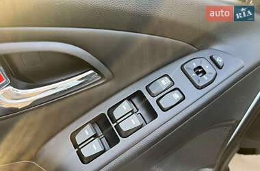 Позашляховик / Кросовер Hyundai ix35 2011 в 
