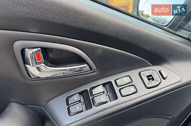 Позашляховик / Кросовер Hyundai ix35 2011 в 