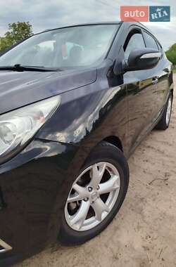 Внедорожник / Кроссовер Hyundai ix35 2010 в 